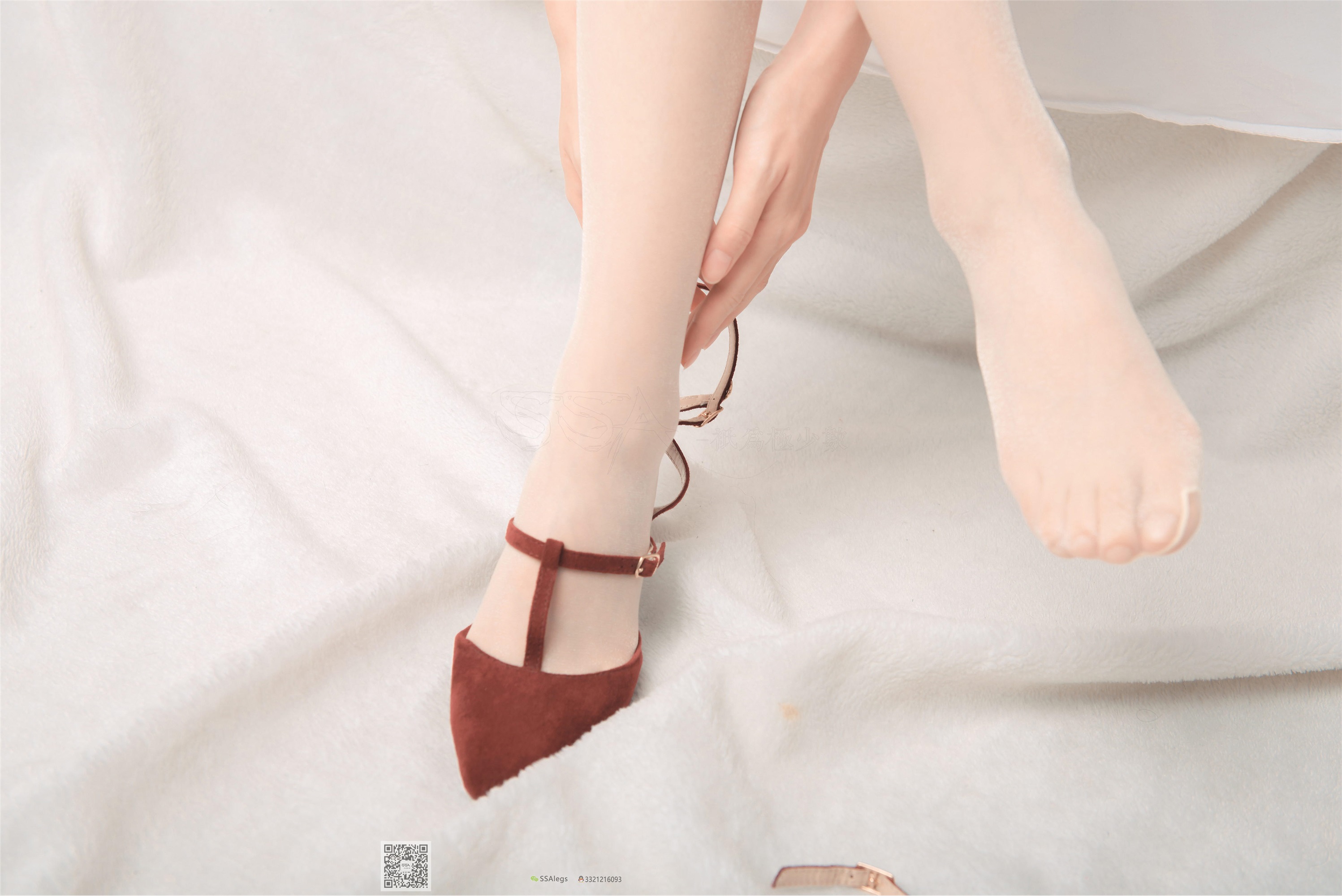 SSA丝社 NO.014 小琪琪 闪光开裆丝袜的另一种演绎